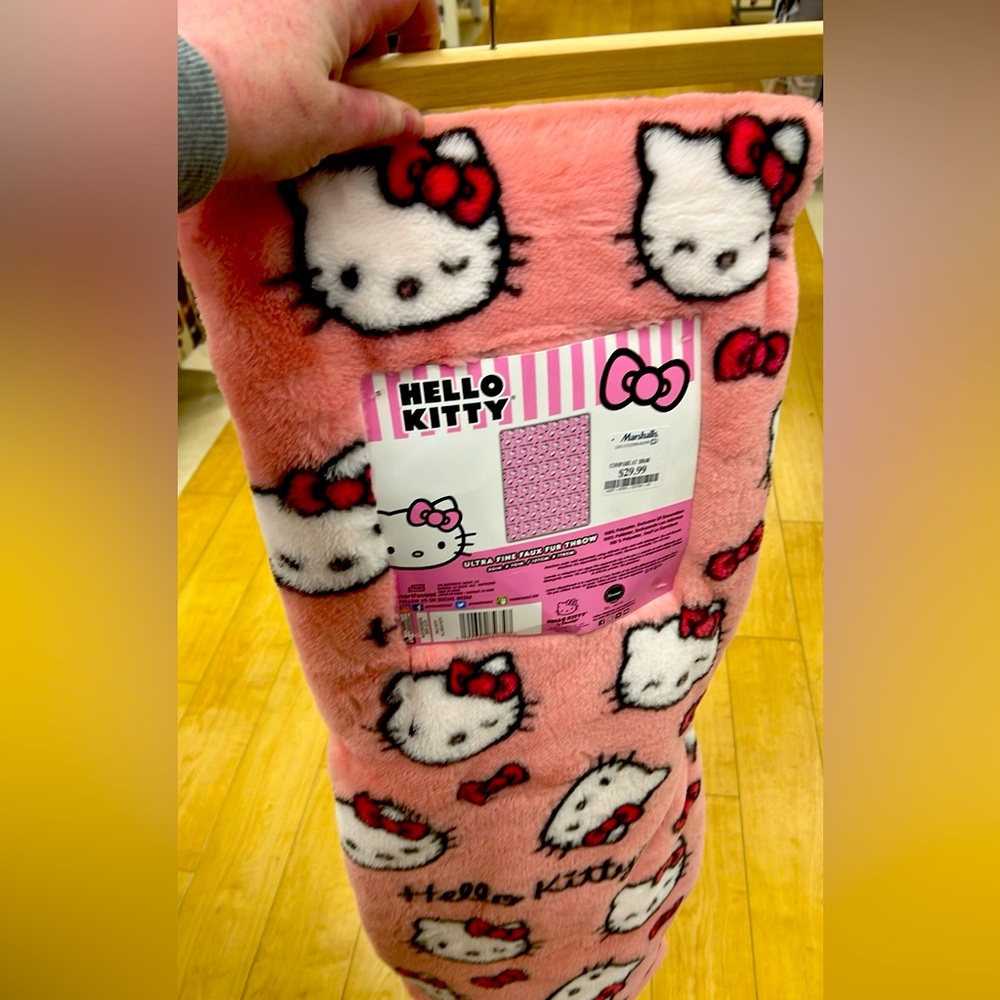 Hello kitty pink faux fur throw blanket BNWT 🩷